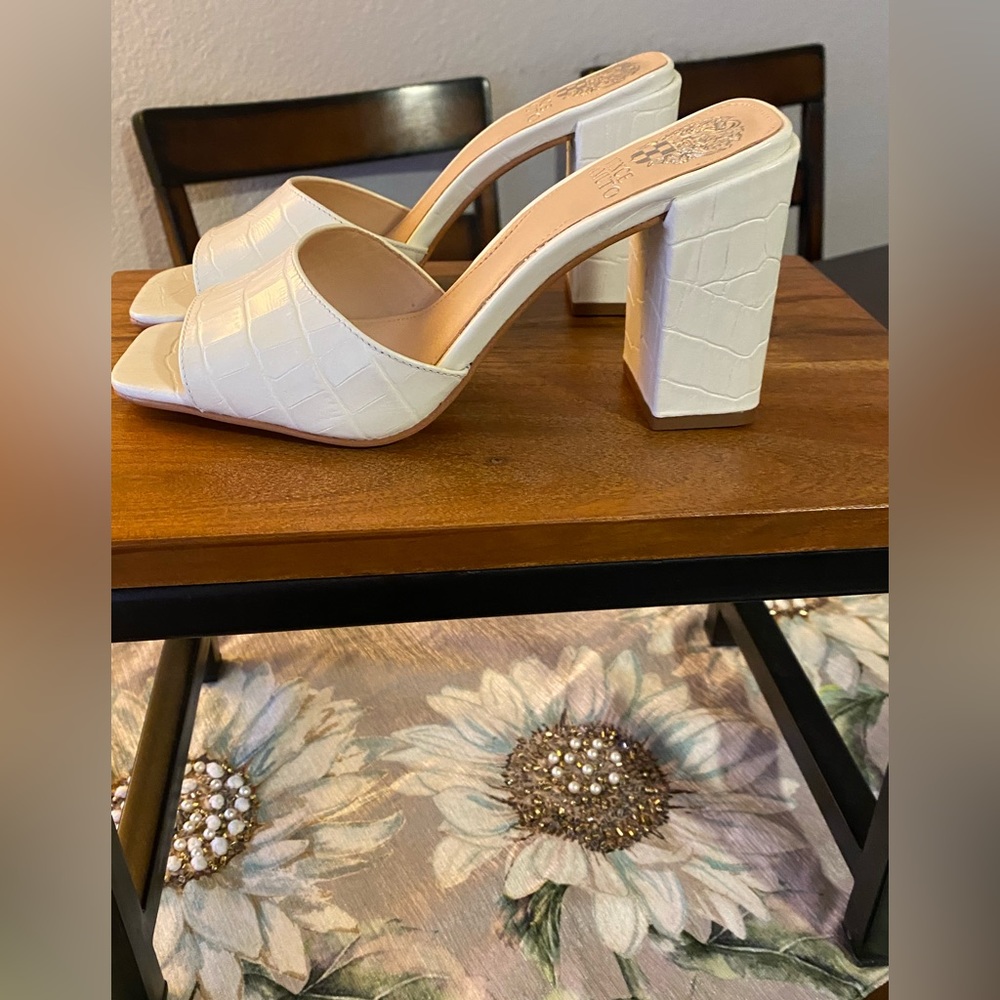 Vince Camuto white shoes. New without tag. - Picture 5 of 5